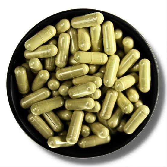 Dried kratom leaf powder
